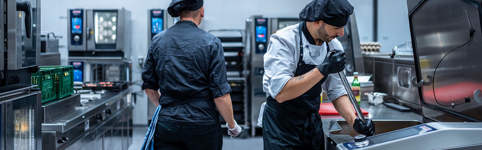 Brigade en cuisine professionnelle equipee Rational