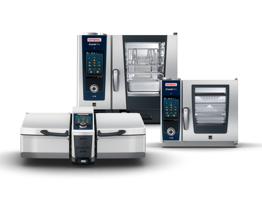 Cuisinier devant un four mixte Rational iCombi Pro