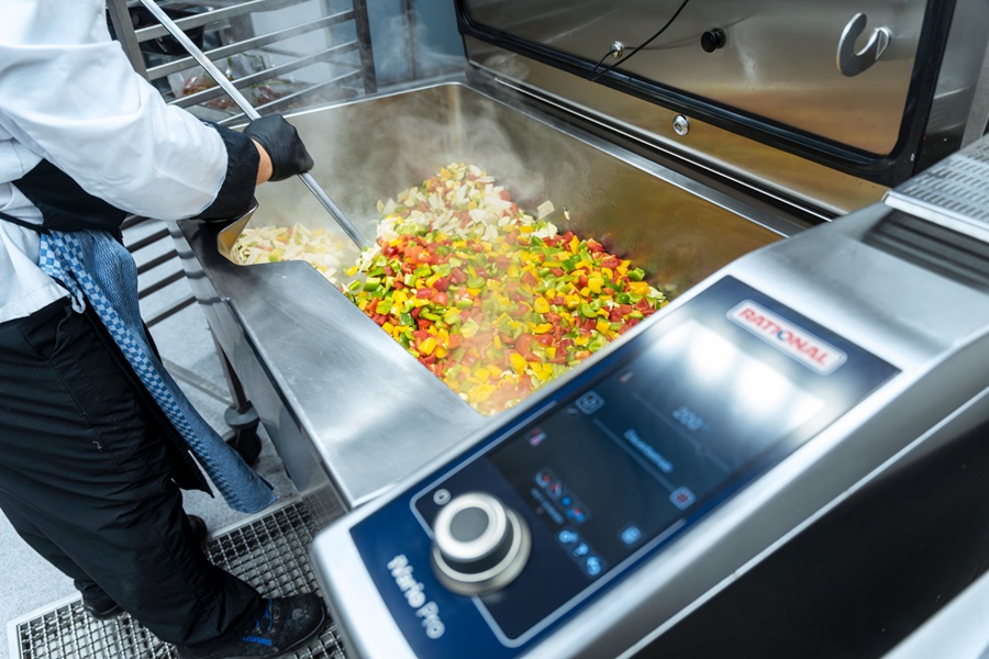 Technicien Rational installant un four en cuisine professionnelle